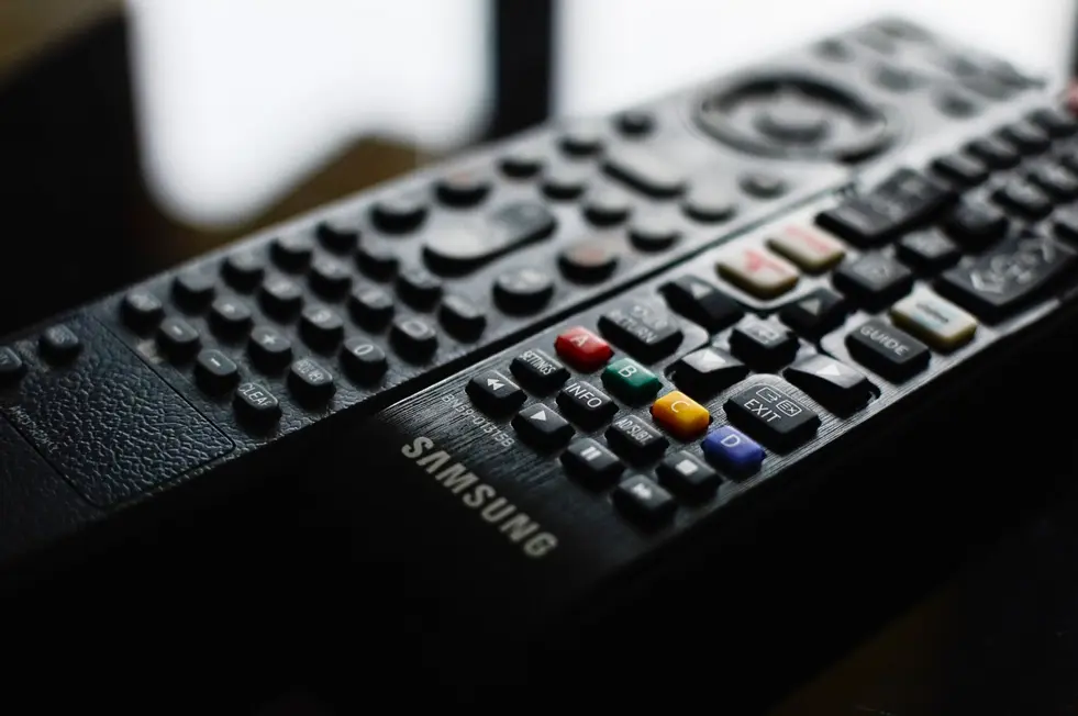 Controle remoto e logo do Prime Video na TV, ambiente aconchegante