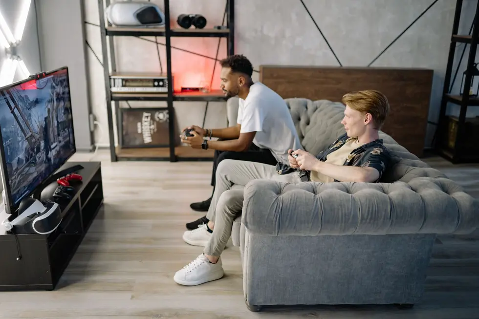 Console PS5 com gráficos nítidos em TV moderna devido ao PSSR 2.0