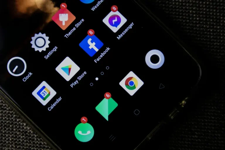 Família brasileira com celulares, tablets e ícones de segurança digital