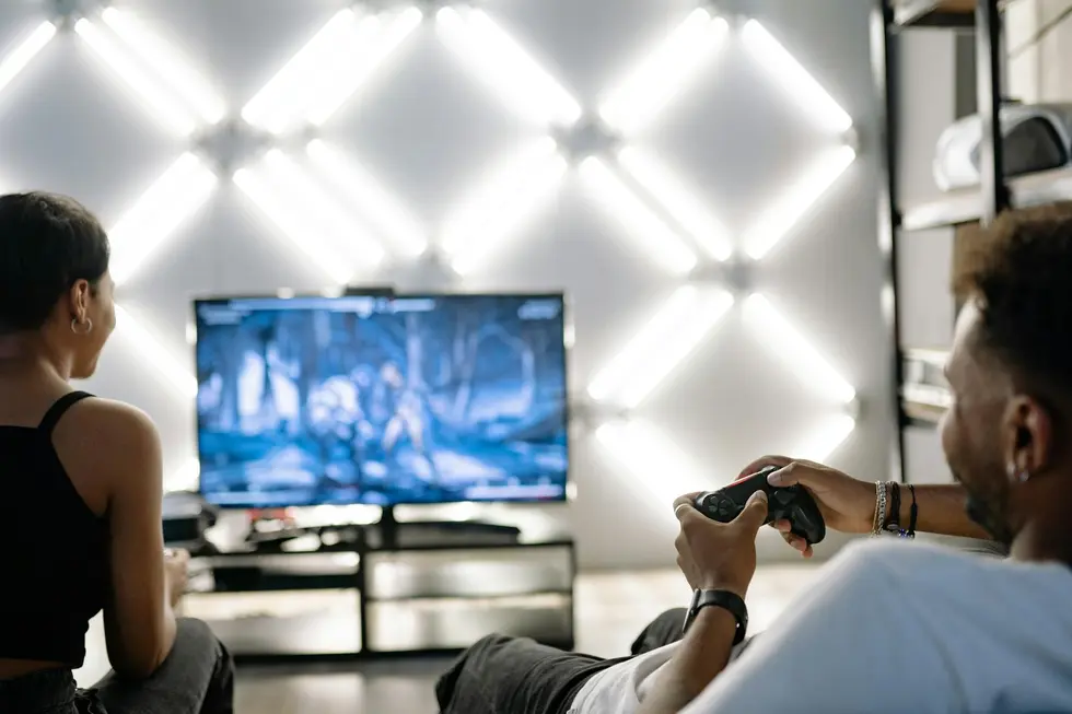 Pessoas reunidas jogando RPG com LED colorido e tecnologia