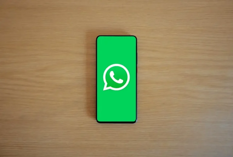 Celulares exibindo WhatsApp e Discord bloqueados por ícones de segurança em um fundo brasileiro