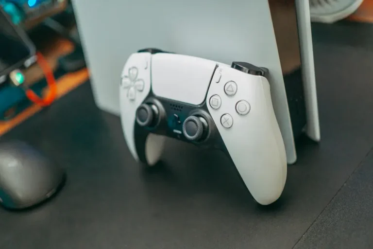 Ambiente de jogo futurista com PlayStation 5 e luzes neon