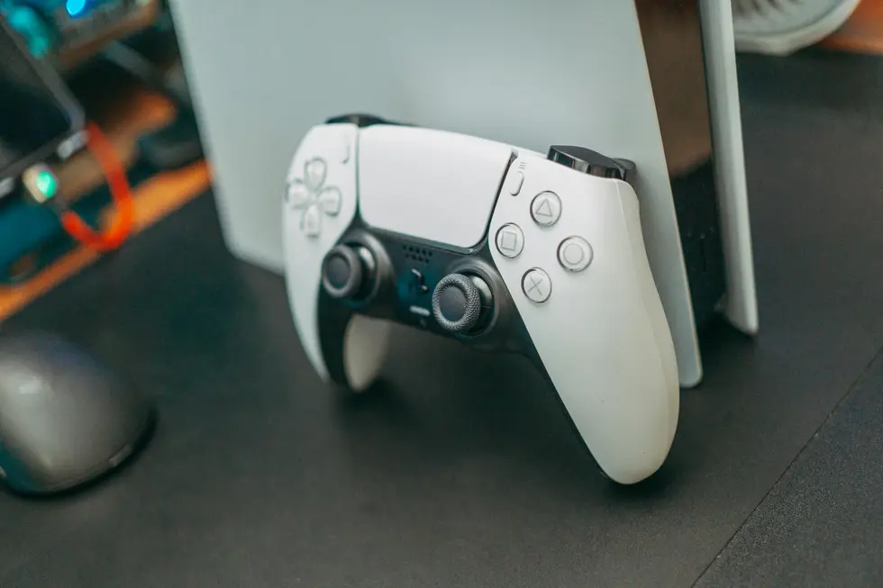 Ambiente de jogo futurista com PlayStation 5 e luzes neon