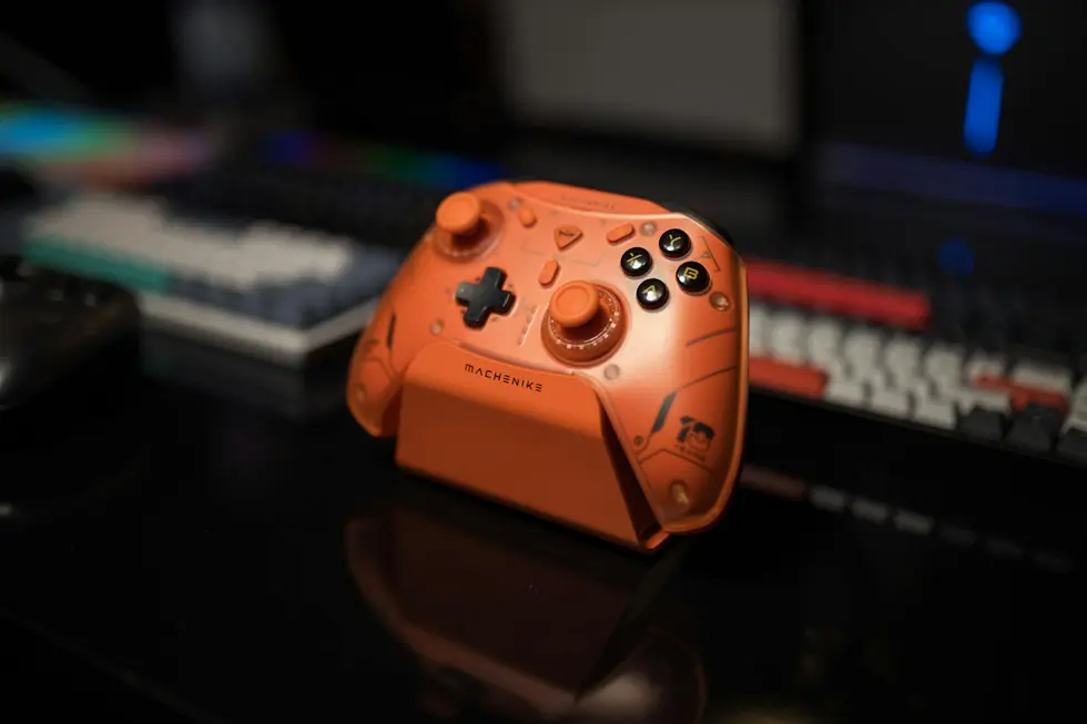 Desk gamer com os principais consoles, PC e jogos recentes de 2026