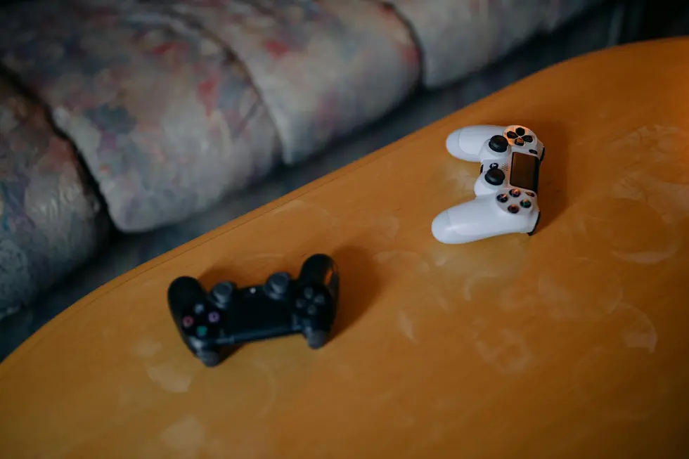 Sala de estar com PS5 e TV exibindo gráficos realistas