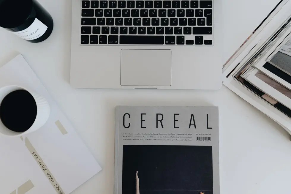Galaxy Book Android pronto para uso com café em um setup organizado