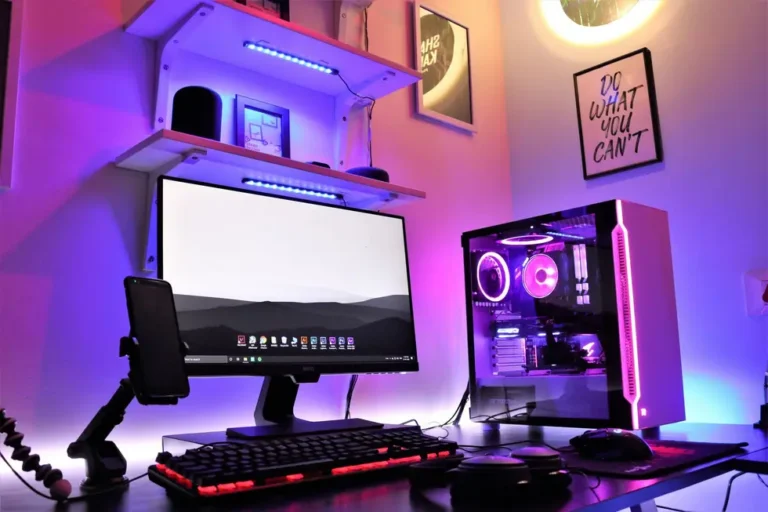 Setup de PC em casa no Brasil, jovem utilizando para trabalho e jogos