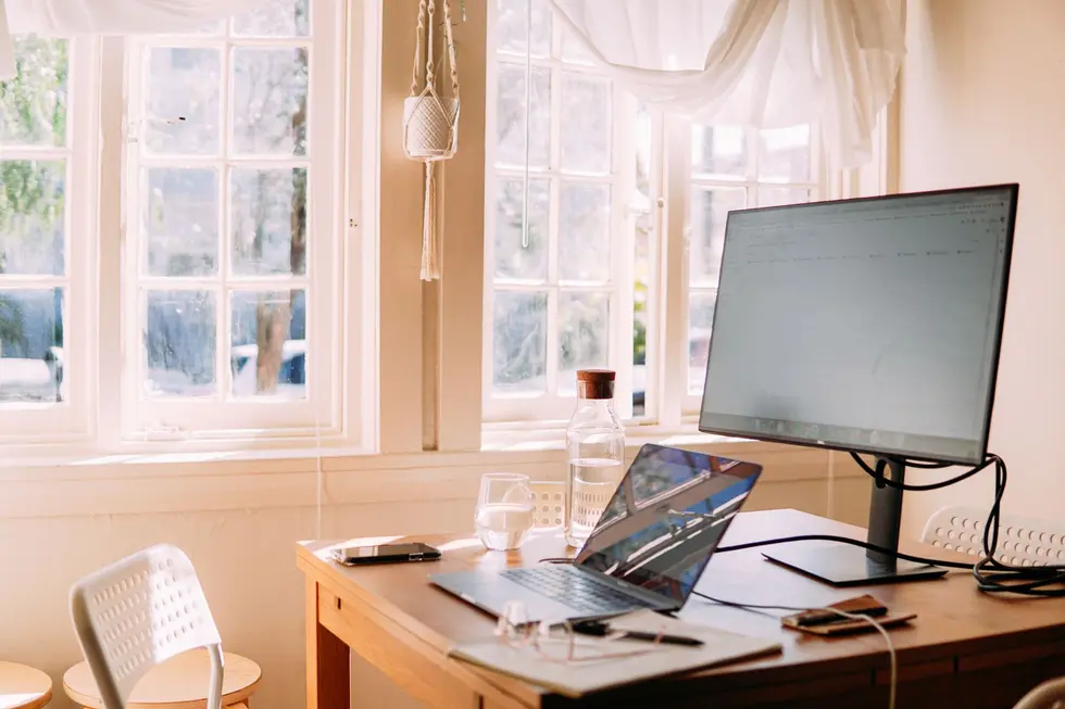 Mesa de escritório moderna com PC e monitor após manutenção e otimização