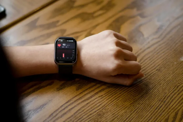 Smartwatch mostrando métricas de saúde com cidade ao fundo