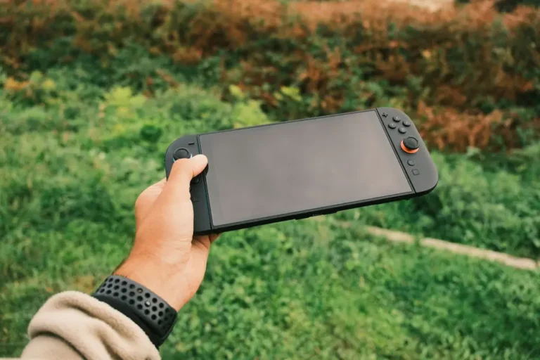 Switch rodando Star Fox, mãos de gamer brasileiro nos controles