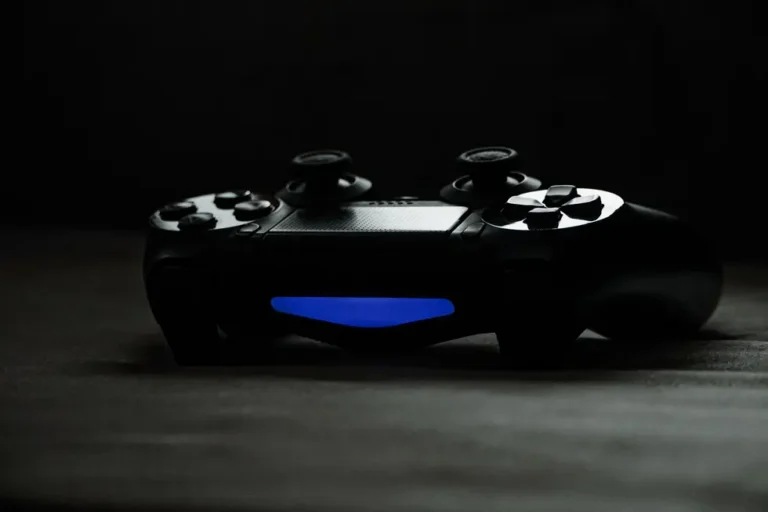 Controle Steam Controller iluminado sobre mesa gamer à noite