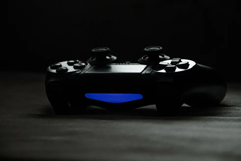 Controle Steam Controller iluminado sobre mesa gamer à noite