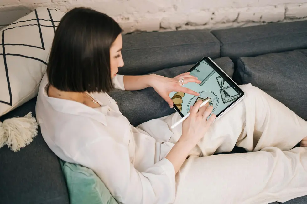 Tab S11 Ultra em cima de mesa com tela acesa e caneta em ambiente de sala brasileira