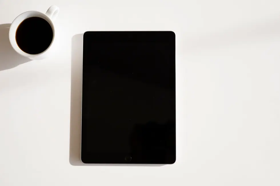 Tablet barato com notebook e café em cenário brasileiro