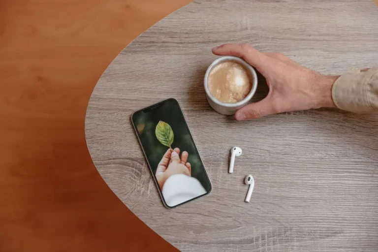 iPhone exibindo tela bloqueada com widgets e papel de parede minimalista