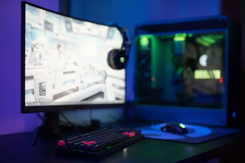 Tela de The Outsiders aberta em computador com adesivo da bandeira do Brasil