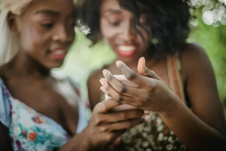 Grupo de jovens interagindo no Tinder em ambiente urbano