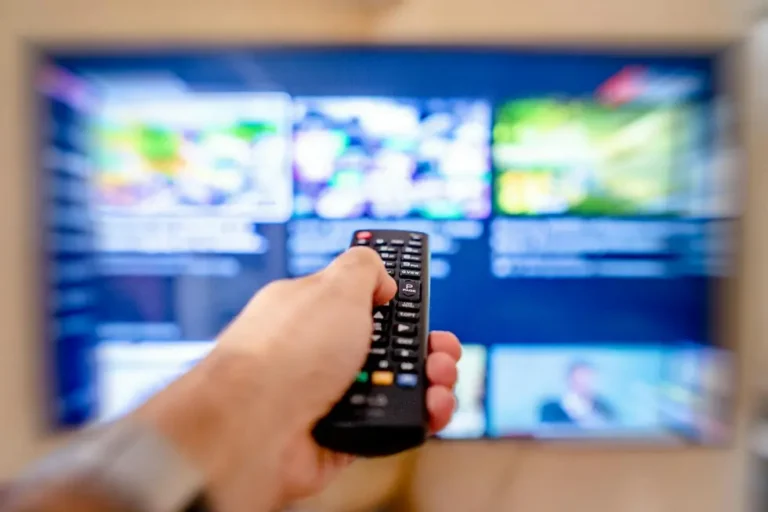 Sala de estar com TV exibindo canais digitais gratuitos