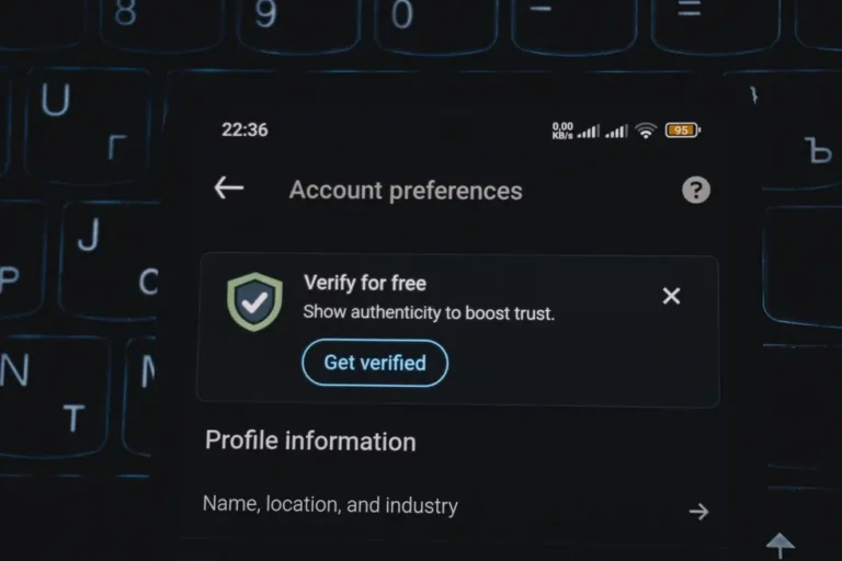 Pessoa no Brasil acessando conta Microsoft com autenticação dupla em ambiente seguro