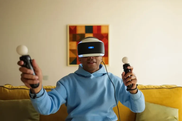 Pessoa interagindo com interface holográfica do Vision Pro em casa