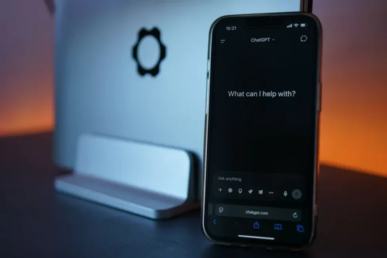 WhatsApp aberto no iPhone com destaque para funções exclusivas de 2026