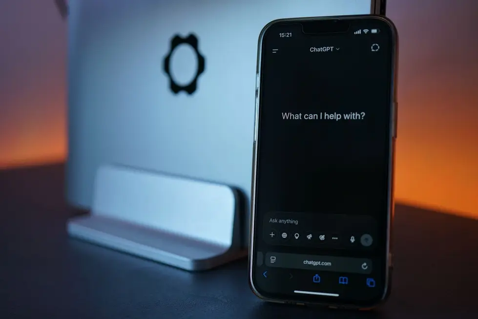 WhatsApp aberto no iPhone com destaque para funções exclusivas de 2026