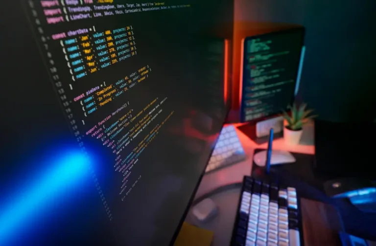 Computador e notebook com Windows 11 em ambiente doméstico moderno