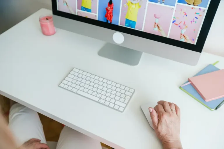 Mulher satisfeita em home office com mensagem de sucesso no Windows Update