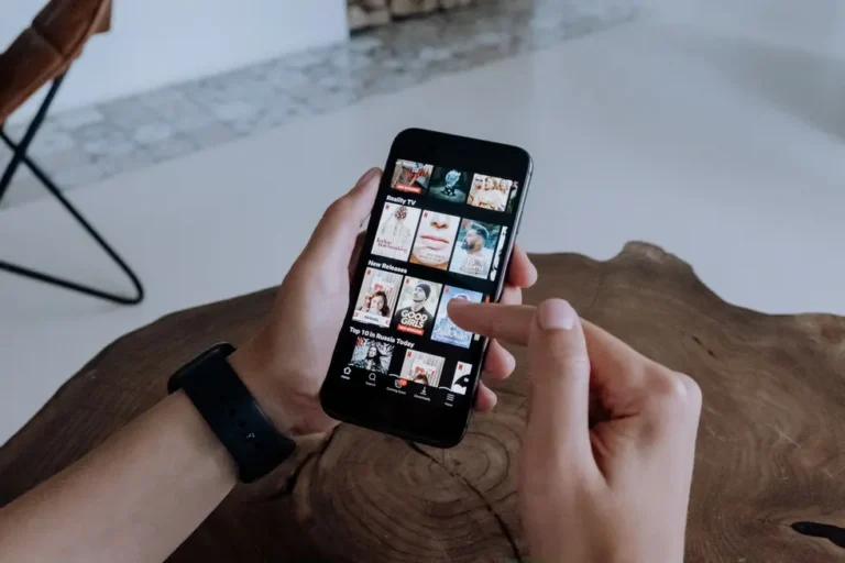 Usuário brasileiro navega pelo YouTube inteligente em smartphone e smart TV